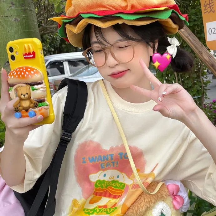 微光下的蓝色男孩